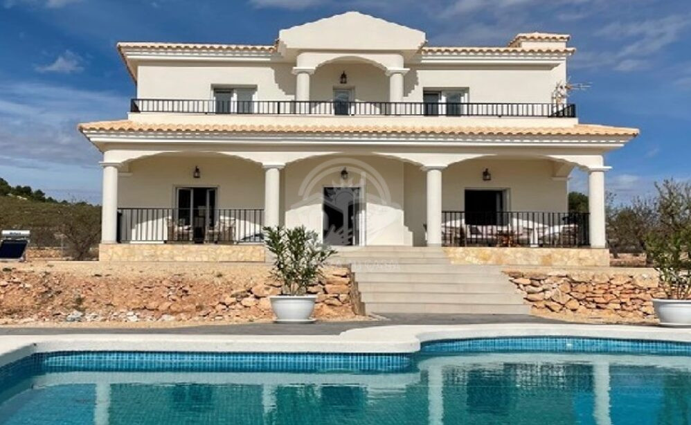 Classic 160 m² Luxurious Villa OP EEN 10000 m² PERCEEL
